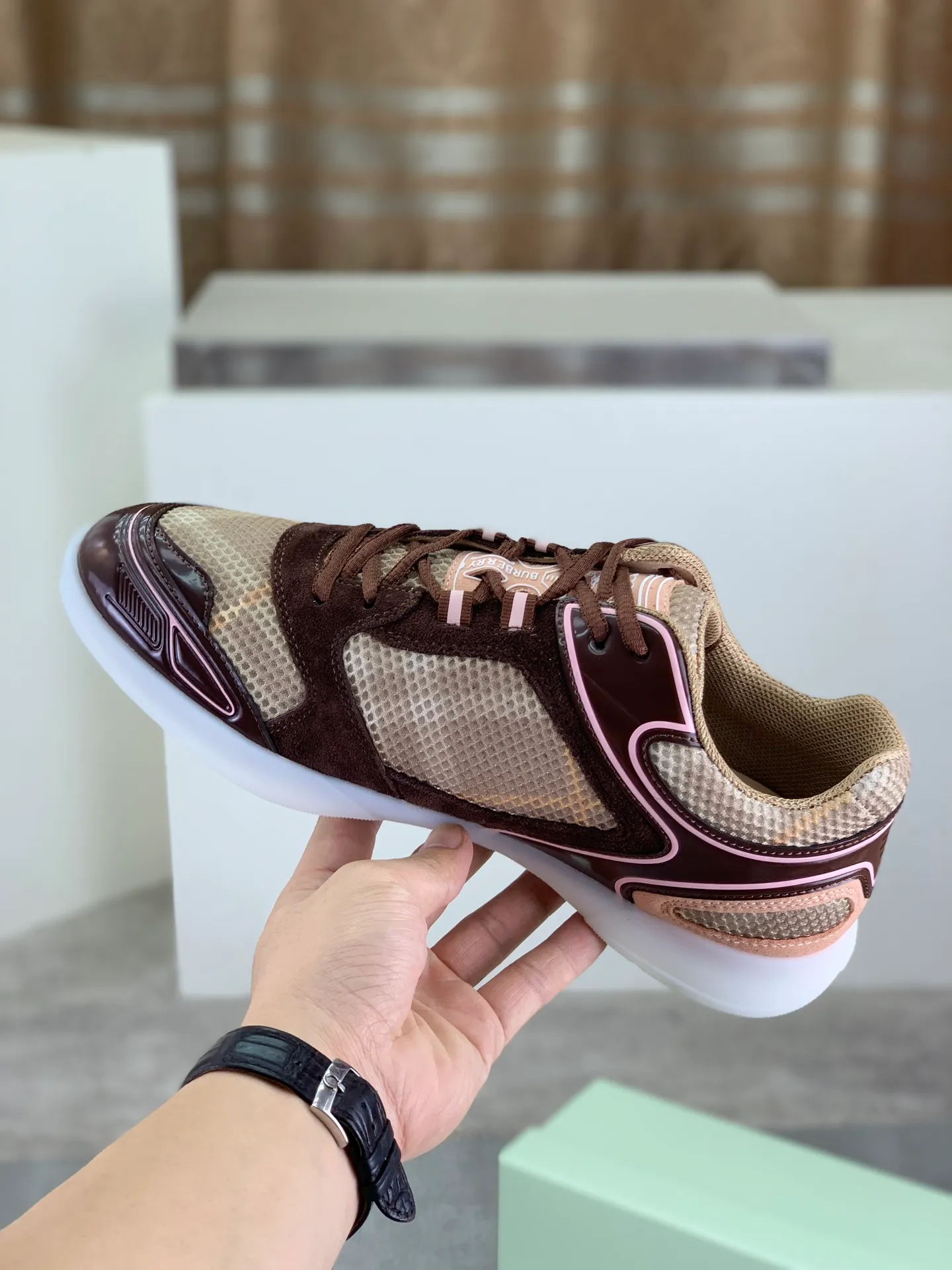 Factory price P720 [BURBERRY] Burberry - High-end quality original order - Upper: imported 🔝 original material - Inner lining: cowhide lining, feet; water-dyed cowhide - Outsole: ultra-light TPR rubber; two-color molded outsole - Ultra-high quality control·Fine workmanship: highlighted (high-end·nobility·grade) -Size: 36-46 for men and women Color: 4️⃣colors available